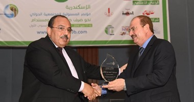 محافظ الاسكندرية يطالب بمعالجة الاثار السلبية للصناعات وإزالة التلوث