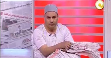 القرموطى يرتدى "الصديرى والكلسون" على الهواء تضامنًا مع الفلاحين
