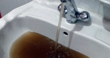 بالصور..  تغير لون مياه الشرب إلى الأصفر بمدينة القرين فى الشرقية
