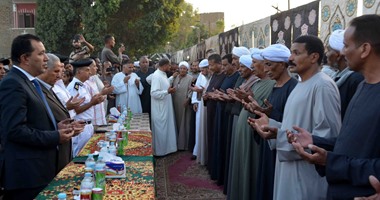 بالصور.. محافظ الأقصر ومدير الأمن يشهدان جلسة صلح بين عائلتين بمركز الزينية