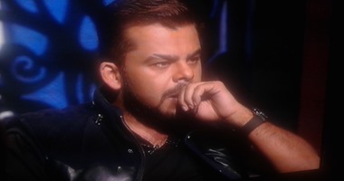 بالصور.. منذر رياحنه يحلق شعره على الهواء تضامنا مع مرضى السرطان
