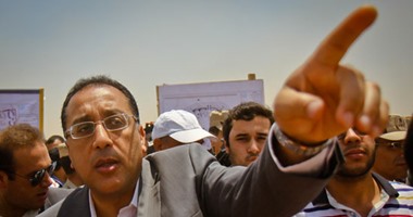وزير الإسكان ومحافظ السويس يسلمان عقود 3 آلاف وحدة سكنية بالإسكان الاجتماعى