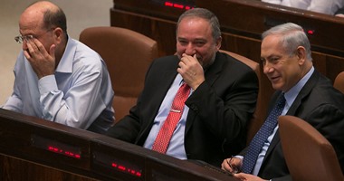 "ليبرمان" يقترب من منصب وزير الدفاع.. صاحب تهديد قصف "السد العالى" على بعد خطوات من أخطر منصب أمنى فى إسرائيل.. وتعيينه بمثابة صفعة للجهود الدولية والعربية للسلام..نتانياهو يتجه لعزل "يعالون" من منصبه