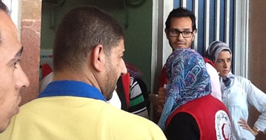 بالصور.. طاقم من الهلال الأحمر يقدم الدعم النفسى لأسر ركاب الطائرة المفقودة