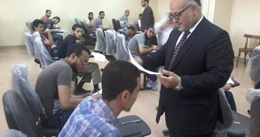 القبض على طالب لمحاولته الغش بالمحمول داخل لجنة بشبرا الخيمة