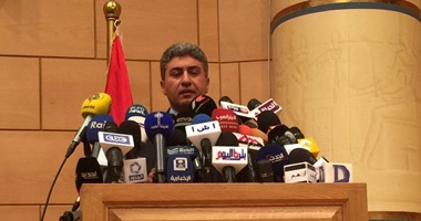 وزير الطيران المدنى يصل مطار شرم الشيخ لاستقبال فوج سياحى ألمانى