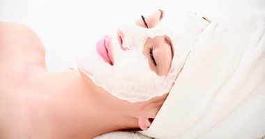 طريقة عارضات الأزياء لـ تبييض الوجه.. اعرفيها الآن