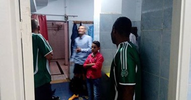 بالصور... حكم مباراة المحلة والحدود يصطحب نجله