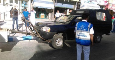 بالصور.. مدير أمن مطروح يوجه بسحب سيارة شرطة بالونش لوقوفها فى الممنوع