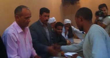محافظ سوهاج: صرف 10 آلاف جنيه لكل أسرة متضررة من حريق "برخيل"