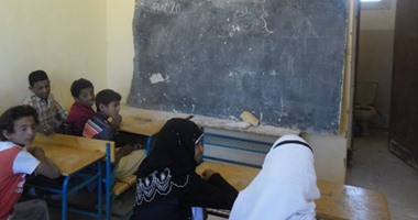 بالصور.. الإهمال يهدد حياة تلاميذ ومعلمى مدرسة بالوادى الجديد