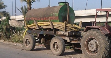 بالصور.. سيارة صرف صحى ترمى مخلفاتها أسفل كوبرى رشيد العلوى بكفر الشيخ