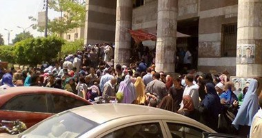 بالصور.. شكاوى من تكدس المواطنين وتعطيل مصالحهم فى سجل مدنى سمالوط