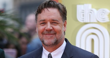 بالصور..راسل كرو وجوسلينج بجانب سيارة كاديلاك فى عرض "The Nice Guys" بلندن