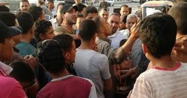 تجمهر عدد من الأهالى أمام مستشفى خاص بقنا لوفاة شاب أثناء إجراء عملية اللوز