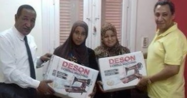 مجلس مدينة الأقصر يسلم الأسر الفقيرة ماكينات خياطة