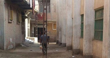 بالصور.. عامود كهرباء يعيق حركة المرور لتواجده بمنتصف شارع فى القليوبية