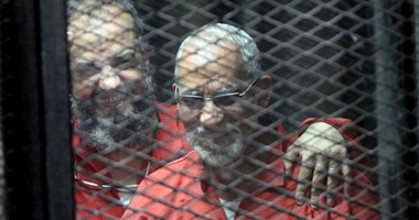 متهم بـ"فض اعتصام رابعة" يطعم محمد بديع "زبادى" داخل القفص قبل بدء الجلسة