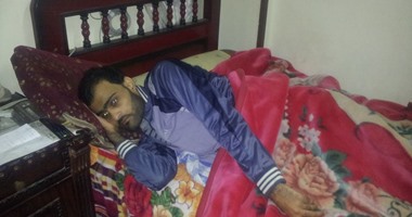 شاب مصاب بشلل نصفى بالشرقية يناشد أهل الخير لاستكمال علاجه