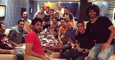 بالصورة.. نجم الأهلى يشارك لاعبو الإنتاج فى عزومة عشاء
