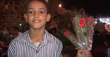 "بدر" بائع الورد فى السويس: "الستات هيا اللى بتطلب والراجل بيحاسب بس"