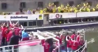 كأس ألمانيا.. الجماهير تغزو نهر برلين قبل نهائى دورتموند وبايرن ميونخ