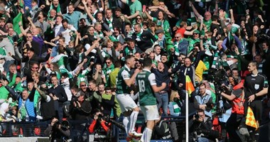 بالصور.. رينجرز يتسلم ميدالية الكأس فى غرفة الملابس بعد اقتحام جماهير البطل