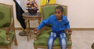 بالصور.. يوميات التلميذ صاحب عبارة "ماتت أمى ومات معها كل شىء".. يسكن فى منزل آيل للسقوط بـ"قرية السكادرة" بالشيخ زويد.. يعمل وقت فراغه لمساعدة والده المعاق.. أسامة: نفسى أبقى ضابط وأدعو لأمى فى الحرم