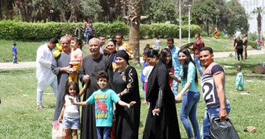 المصريون يتوافدون على الحدائق والمتنزهات العامة احتفالا بعيد شم النسيم