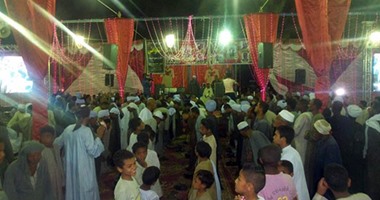 بالصور.. أبناء قرية الحلة بالأقصر يحيون ليلة النصف من شعبان بأناشيد "التهامى"