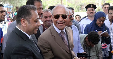 بالصور.. مواطن لمحافظ القاهرة: "عربيتى اتسرقت".. وتيمور يرد: أنا مش مدير الأمن