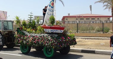 بالصور.. السويس تحتفل بعيد الربيع بسيارات الزهور بالكورنيش