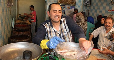 بالصور والفيديو.. "الشهد المملح" فسيخ "نبروه" بالدقهلية قبلة المحتفلين بأعياد شم النسيم.. طوابير لا تنتهى ومسابقات للحصول على كميات من الأسماك المملحة.. فسخانى: شربت الصنعة على إيد جدى من 30 سنة 