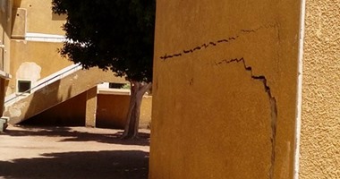 بالصور.. تصدع سور الوحدة الصحية بالشطب فى أسوان.. الأهالى: المجلس الشعبى أوصى بغلق جزء منها منذ 7 سنوات ولم يتم التنفيذ.. وتأخر التجديد يهدد حياة المرضى.. والمحافظ: حل أزمة العجز فى الأطباء قريبًا
