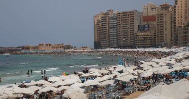 بالصور.. شواطئ الإسكندرية "كامل العدد" فى شم النسيم