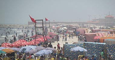 بالصور.. شواطئ بورسعيد والقرى السياحية كاملة العدد احتفالا بشم النسيم