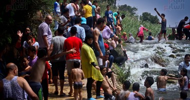 بالصور.. القناطر الخيرية تتحول إلى منتجع للغلابة فى القليوبية.. المساحات الخضراء تكتسى بالمواطنين.. والرحلات النيلية تحقق أرقامًا قياسية.. وغرف عمليات وطوارئ بالصحة والتموين والمحافظة