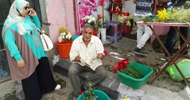 بالصور..بائع زهور ببنى سويف:"الورد قل لارتفاع سعره والإقبال ضعيف"