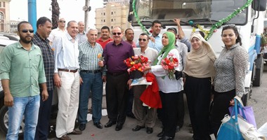 بالصور.. "الصرف الصحى بالإسكندرية" توزع الورود على المواطينن فى شم النسيم