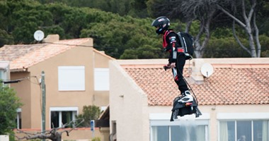 فرنسى يكسر الرقم القياسى فى الطيران بـ"hoverboard" لأكثر من 2 كيلومتر