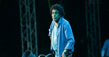 بالفيديو..الكينج يطالب جمهوره الوقوف دقيقة حداد على شهداء الطائرة