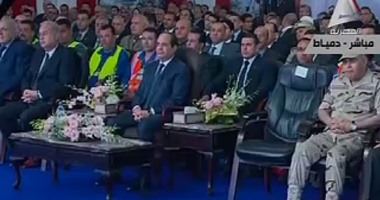 السيسي يقدم التعازى لأهالى ضحايا الطائرة ويقف دقيقة حدادا على أرواحهم