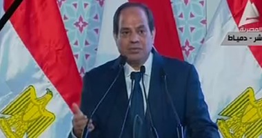السيسي يطلب التصوير مع عمال مصنع موبكو.. والعاملون: "منورنا يا ريس"