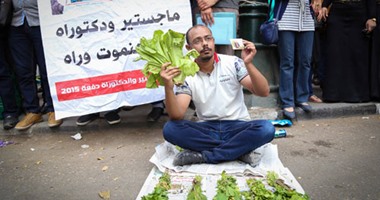 بعد الكوسة.. حاملو الماجستير يحتجون أمام مجلس الوزراء رافعين "الخس والجرجير"