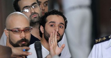 تأجيل طعن أحمد دومة لإزالة القفص الزجاجى أثناء محاكمته لـ15 يناير المقبل