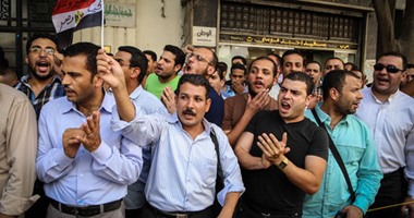 حملة الماجستير يعلنون الإفطار أمام البوابة الخلفية لمجلس الوزراء