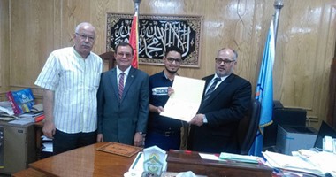 جامعة الأزهر تكرم طالبا حصل على المركز الأول بمسابقة المقال الصحفى