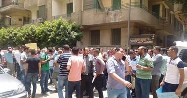 بالصور.. اعتصام المعلمين المغتربين أمام الوزارة للمطالبة بالرجوع لمحافظاتهم