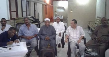 بالصور.. قيادات النوبة بأسوان يتحركون للدفاع عن المحبوسين فى قضية الهلايل والدابودية.. تشكيل "لجنة الـ9" لجمع تبرعات من النوبيين لإنقاذ أبنائهم من الإعدام.. وكيل الأوقاف: علينا التحرك بقلب رجل واحد