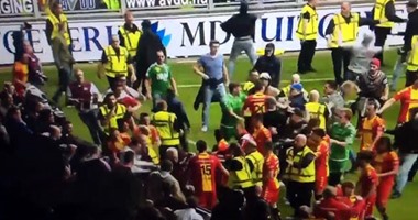 بالفيديو والصور.. مباراة بالدوري الهولندى تتحول إلى ساحة قتال